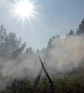 Дым стелется по земле